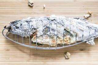 Grilovaná ryba v solné krustě